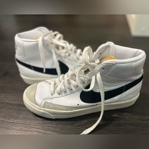 Size 8 - Nike Blazer Mid 77 women classic White Black.